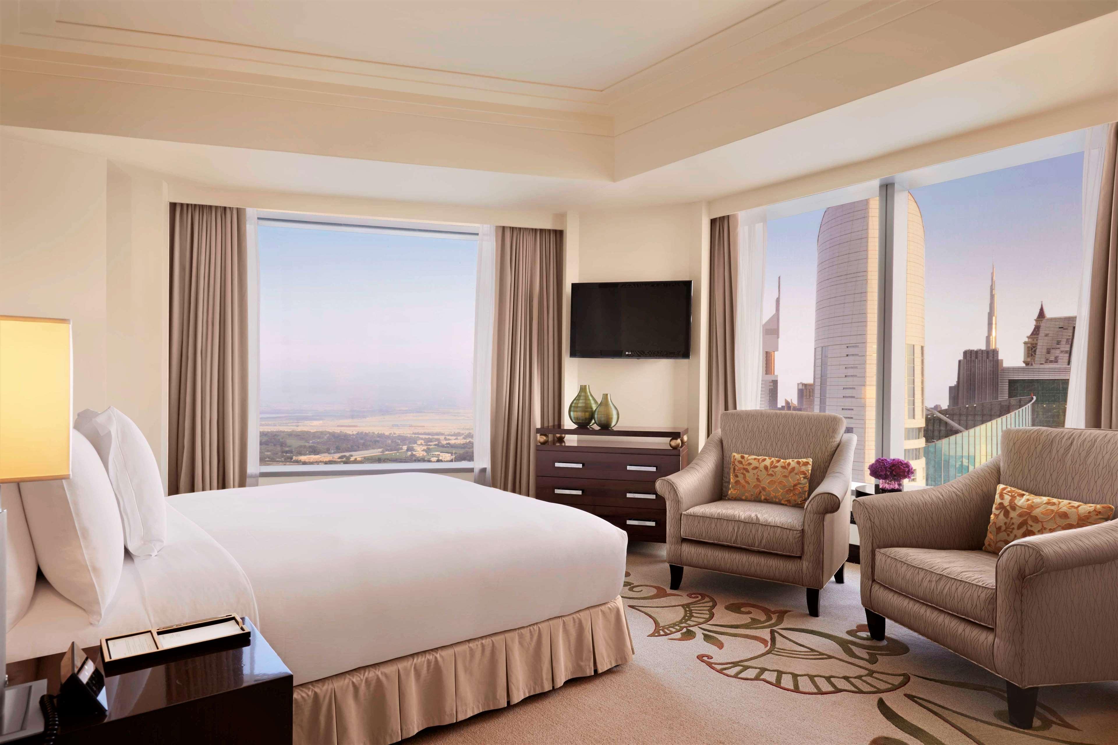 Rooms dubai. Conrad Dubai Дубай. Conrad 5 Дубай. ОАЭ Дубай Crowne Plaza Dubai Sheikh Zayed Road 5*. Комната Дубай комната.